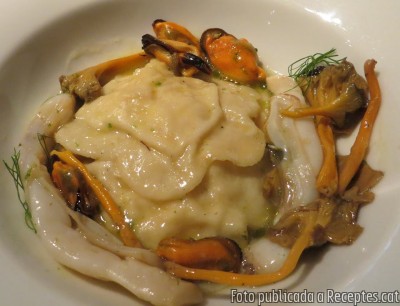 Raviolis de carbassa acompanyats amb camagrocs, musclos de roca i navalles